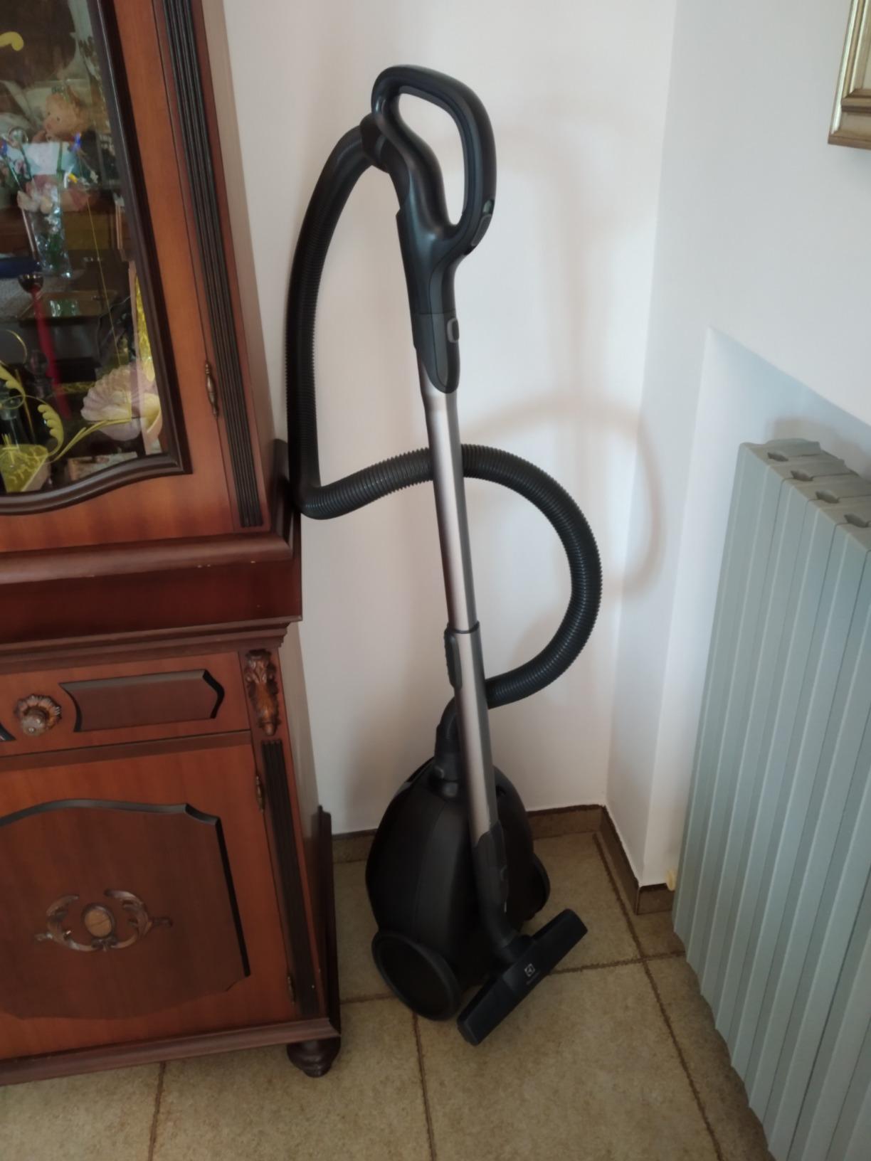 Electrolux Pure D8.2 PD82 aspirapolvere con sacco nero 3,5 L