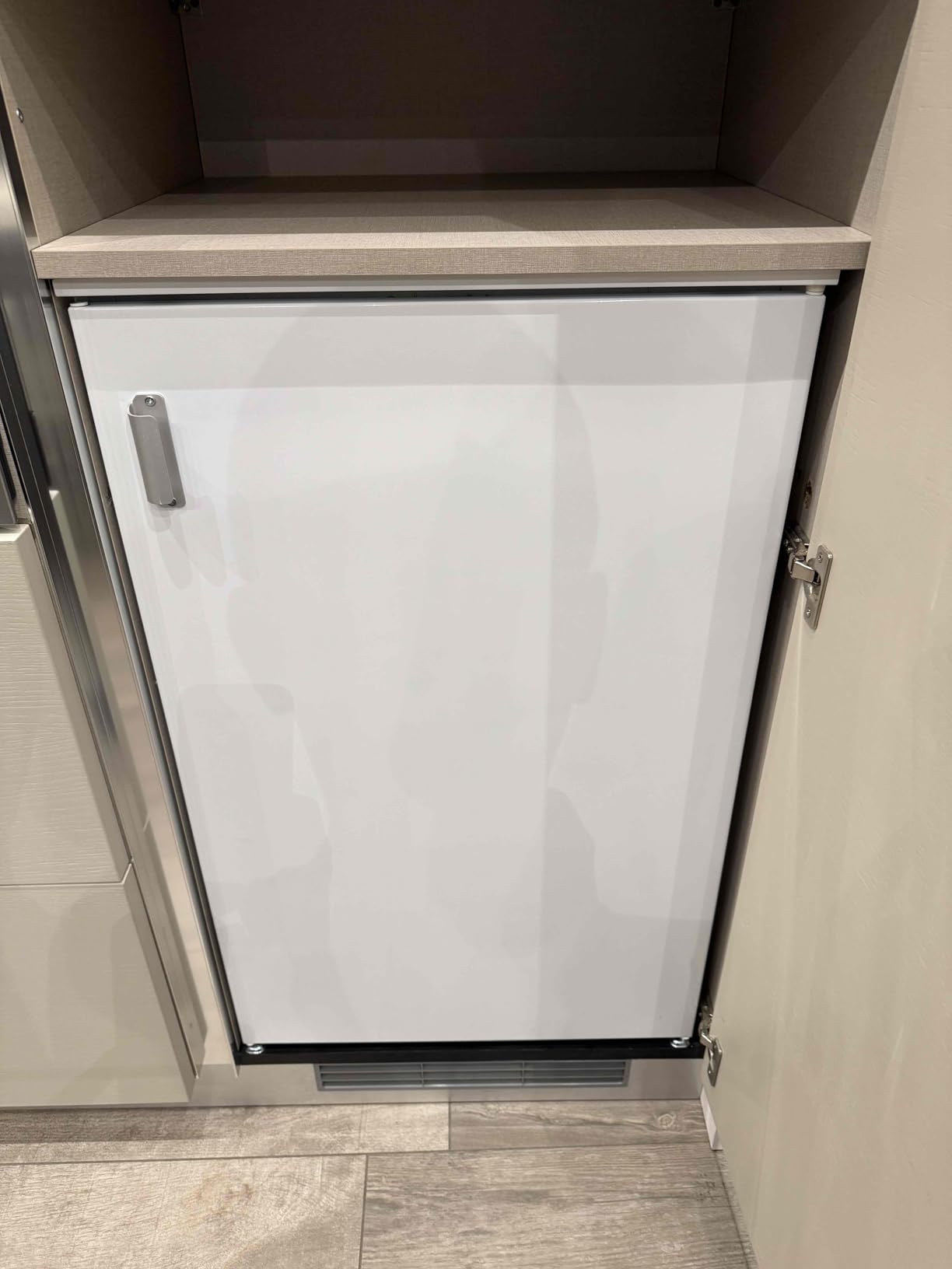 Electrolux KUB3AE88S congelatore verticale incasso Low Frost