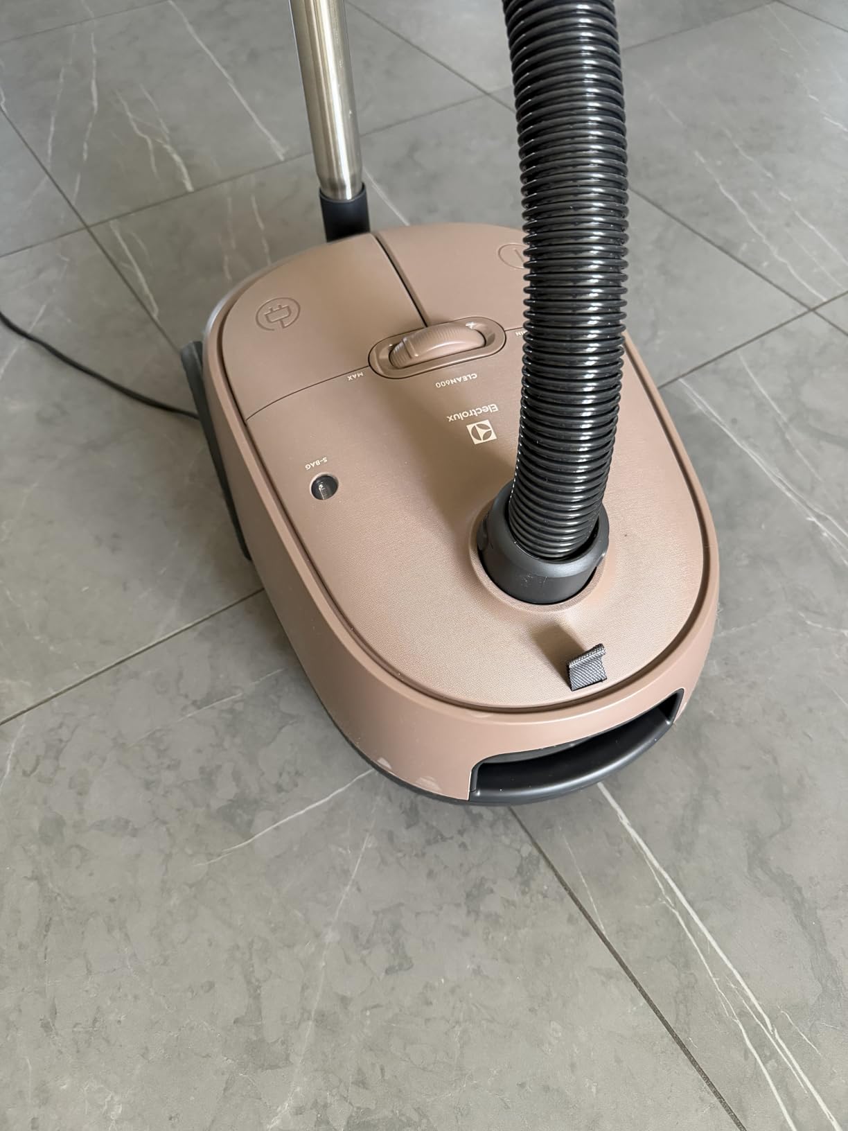 Electrolux EB61C3WBL aspirapolvere con sacco marrone noce