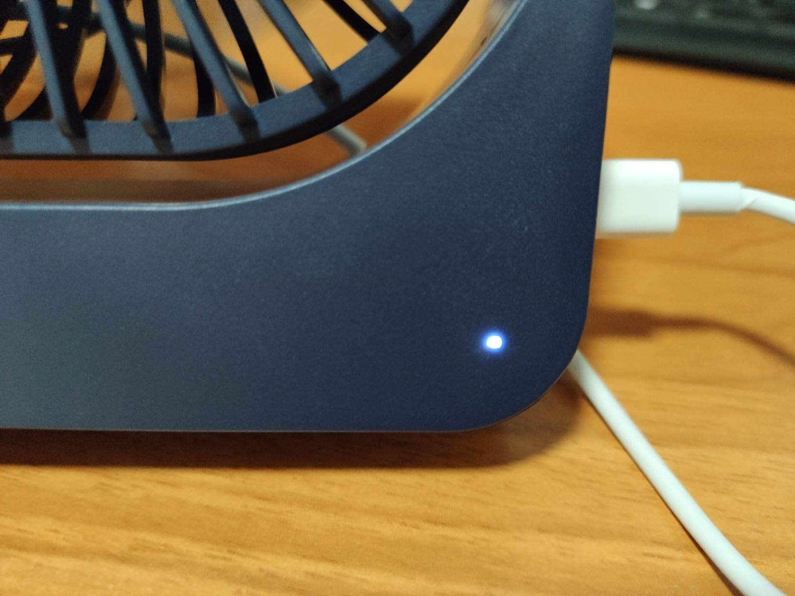 WOWDSGN ventilatore da tavolo ricaricabile blu scuro 2800 mAh